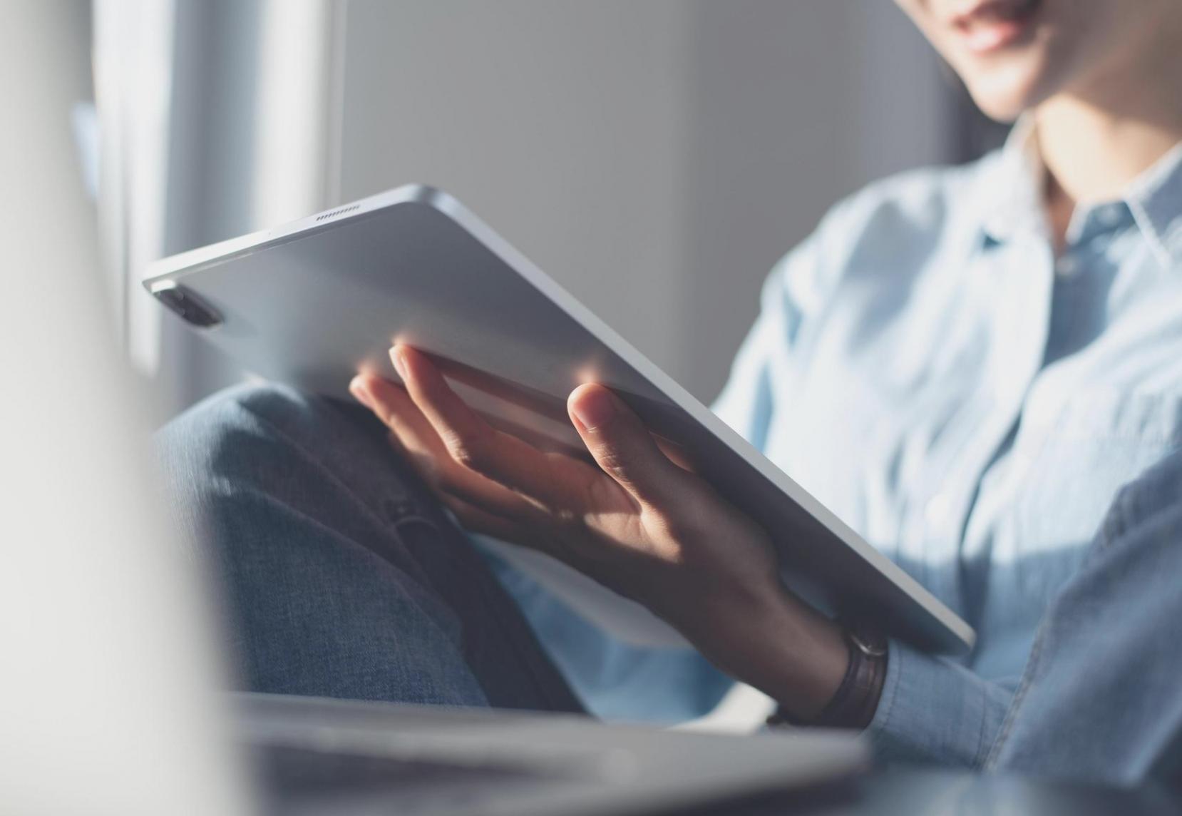 Étudiants travaillant sur des projets d'optimisation de contenu