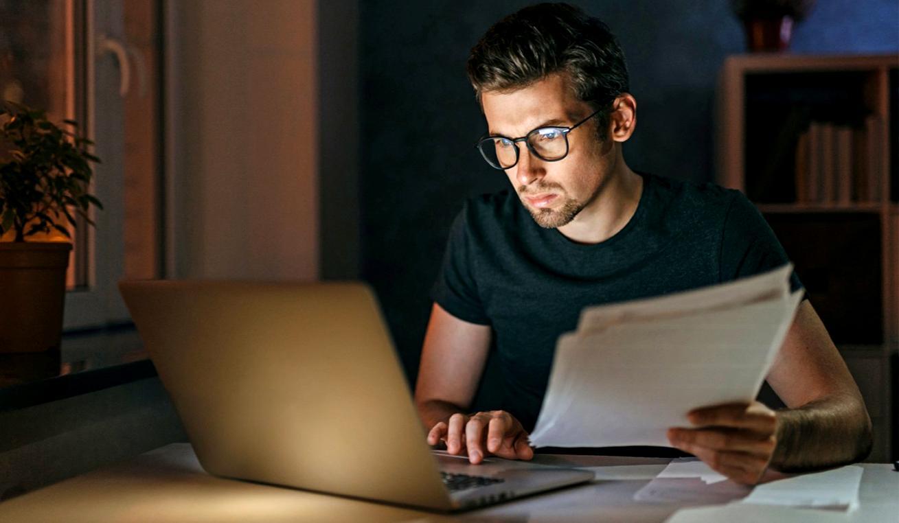 Équipe de formateurs discutant des méthodes pédagogiques